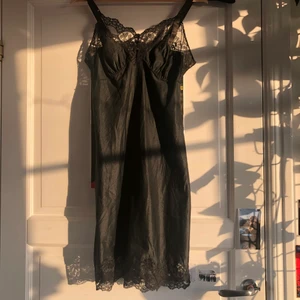 Svart spets klänning - En svart spets klänning med de vackraste detaljerna, säljer pga passar inte mig i bysten.. Helt i nyskick :) köparen står för frakten<3