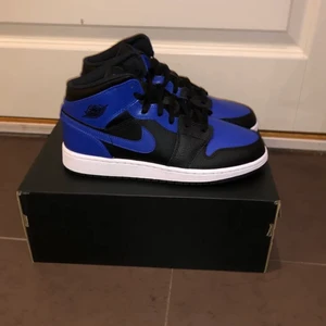 Jordan 1 mid hyper royal DAM 36-38.5 - Säljer ett gäng Jordan 1 mid royals.                                    Alla är oanvända (DS) och inköpta från  Jdsports.SE (faktura finns till alla par). Storlekar : 36,36.5,38, 38.5 Har flera referenser sen innan. Kan mötas i Örebro alternativt frakta på köparens bekostnad (99kr). Betalning sker via Swish eller plus/bankgiro. Fråga gärna vid fundering eller om fler bilder önskas.