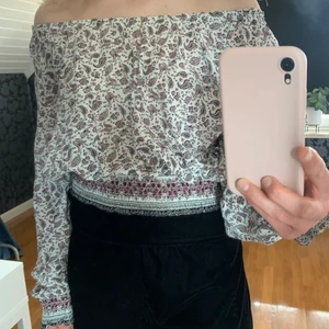 Mönstrad blus - Blus från HM i storlek 44 men jag på bild har vanligtvis 38. Resår upptill så går att använda som både on- och offshoulder. Skönt, tunt material. 