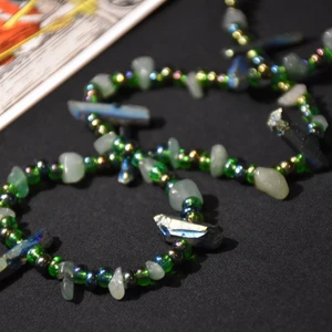 Halsband kristaller  - Halsband med grön aventurin, färgad bergskristall och gröna glaspärlor! 