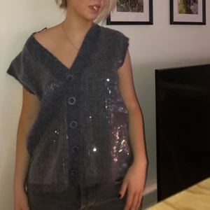 Väst från zara - Säljer denna super coola glitterväst från zara som är helt oanvänd (endast provad, prislappen sitter kvar). Västen är stickad med paljetter på. Västen är i storlek S men är oversize. Nypris: 399