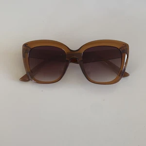 Solglasögon  - Bruna solglasögon från mango, aldrig använda. Super fina till sommaren dock finns inget fodral. 