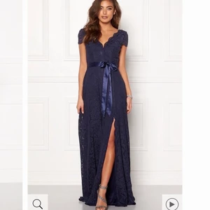 Balklänning - Såå vacker balklänning som tyvärr aldrig fick användas😪 den är bara provad och har prislappen kvar! Den försluts med en dragkedja där bak och nuddar/släpar snyggt i backen på mig som är 167. Går bra att mötas upp i Umeå annars står köparen för frakten!💗