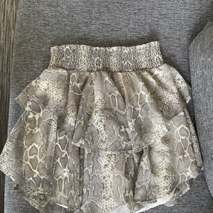Kjol - Jättesöt kjol som bara legat i garderoben. Köpt på Gina tricot för ca 2 år sedan. Orm-mönster!