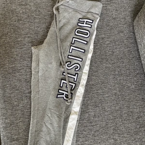 Mjukisar!  - Hollister mjukisbyxor som sitter ”tajt”. Köpta för ca 2 år sedan, och knappast använda. Finns att få fler bilder 😁