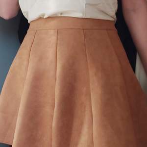 Mjuk och supersköna kjol i mocca liknande tyg. Dem har 