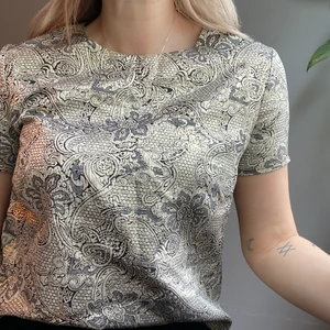 Vintage top i guldbrodyr - Superfin top i svart och guldmönster. Dragkedjor-detalj i ryggen. Tror den är handsydd, köpt vintage och har ingen lapp. Passar storlek S eller M beroende hur du vill ha den! Pris exl frakt 