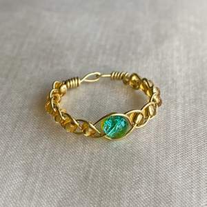 En superfin handgjord ring ”draköga” 🐉  med krackelerad glaspärla 😍. Färgskiftningar i grön/turkos/guld/gul