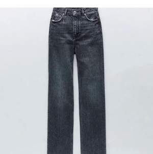 Säljer dessa ”90s full lenght jeans” från zara i storlek 36.