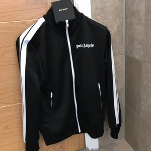 Palm Angels Tracktop - Palm Angels Tracktop  -Large -Helt ny med kvitto och tags  Vill helst byta mot en i medium men kan även sälja den för 2850kr