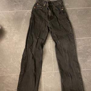 vida svarta jeans från zara, skitsnygga men tyvär för små, NYPRIS: 400kr, använda ca 3 gånger😊