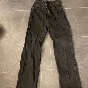 svarta vida jeans - vida svarta jeans från zara, skitsnygga men tyvär för små, NYPRIS: 400kr, använda ca 3 gånger😊