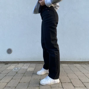  90’s high waist jeans - Säljer mina absoluta favorit byxor då jag gått upp lite i vikt. Det är den populära modellen 90’s high waist från gina. Dessa är perfekta till varje tillfälle både formellt och streetwear. Har du några frågor hör av dig❤️ Köparen står för frakt men pris kan diskuteras🥰