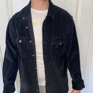 Manchester skjorta/jacka ifrån Levis - Säljer en Levis skjorta inköpt för ett år sedan! Aldrig använd och därmed i väldigt väldigt bra skick! Den hat endast hängt i en garderob! Strl xxl och funkar därmed väldigt bra som en oversized jacka/skjorta! Inköpt för 800kr.