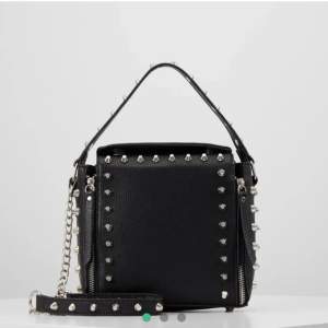 Säljer denna väska från Zara! Skriv gärna om ni vill ha fler bilder!🎈❤️