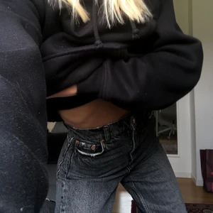Zara jeans - Säljer mina zarajeans pga de är för långa för mig (160 cm). De är endast använda ett fåtal gånger. Köparen står för frakt. Buda på! ❤️