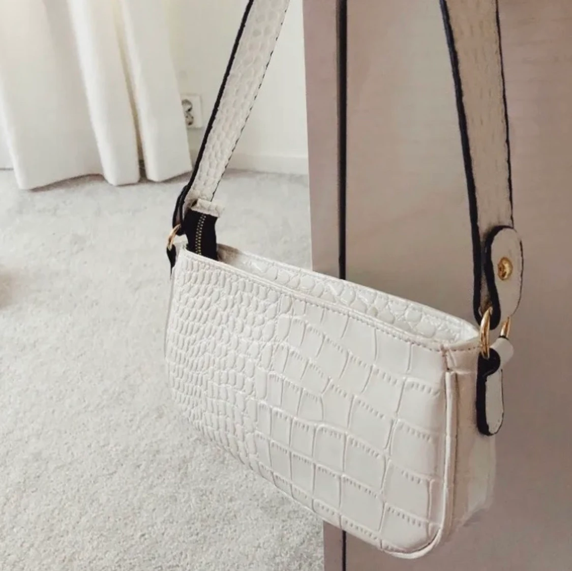 Svart/vit axelremsväska  - 90