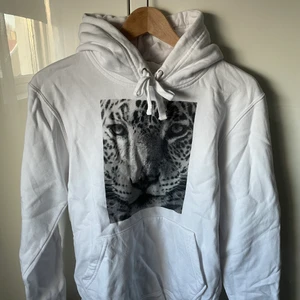 Hoodie - Hoodie från The cool elephant. Knappt använd och säljs för att den inte kommer till användning.