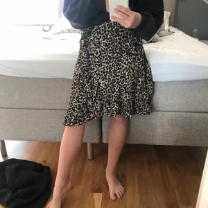 Jättefin leopard kjol - Säljer min jättefina leopard kjol köpt från Lindex förra sommaren! Den har använts mycket under sommaren men känner nu att jag måste uppgradera mig själv! Den är i jättefint skick och är som ny💓