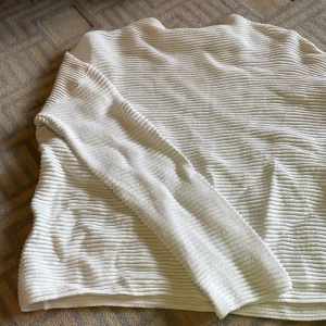 Långärmad tröja - Långärmad tröja från HM. I nyskick, tight fit runt armarna medan mer loose fit runt magen. Säljes eftersom jag växt ur den. 