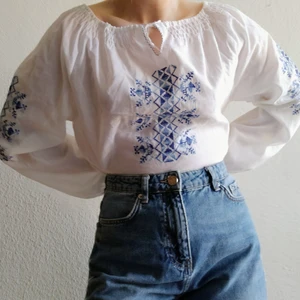 Broderad Blus - Vacker sommrig broderad Blus. Den är några år gammal men i fint skick. Storlek 2 motsvarande Ca M.