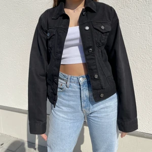 Svart jeansjacka - Aldrig använd så är i fint skick, frakt tillkommer 