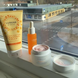 Lumene Nordic-c glow boost essence  - Jag köpte denna hudvårdsserie för 1 vecka sedan och jag tålde tyvärr inte den då jag har ganska känslig hud. Så nu undrar jag om det är någon som skulle vilja ha den som och som tål den☺️ Den ger verkligen ett superfint lyster och återfuktar på djupet, jag själv hade bara hört bra om den så därför köpte jag den🌟 Köpte alla tre produkterna för ca 500kr🦋