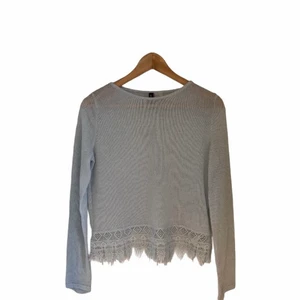 XS  - En somrig långärmad tröja som är i ett tunt material.💙