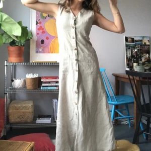 Långklänning i linne - Så cool långklänning i linne med knäppning hela vägen, så man kan justera om man vill ha en slits osv. 