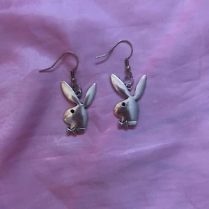 Playboy örhängen😎✨ - Jag har för mig att det är nickelfria hängen men självaste smycket ska vara nickelfria! Hemma gjorda och sanitära! Har själv ett par☺️
