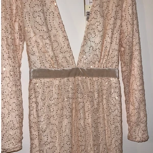 Klänning  - Från Nelly den är oanvänd med prislapp kvar storlek 38, nypris 600kr köptes för 199kr på rea säljes för 150kr 