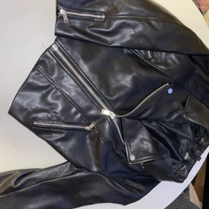 Jacka  - Använd 1 gång storlek 42 