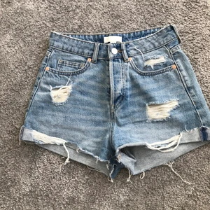 Jeansshorts från hm - Jättefina shorts från hm! Säljer de då jag knappt använder shorts. De är använda fåtal gånger och i jättebra skick. 
