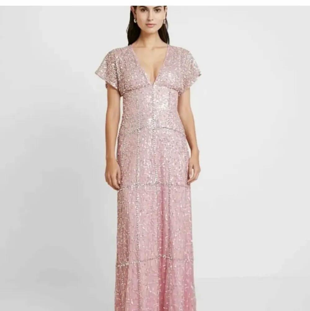paljett klänning som passar perfekt till balen Prislappen är fortfarande på.Original priset är 1400 kr . Den är mycket finare på och jättebekväm. Fråga vid ytterligare frågor❤️. Klänningar.