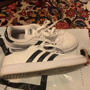 Adidas vita skor - Använda, men det syns endast på sulan. Köpta för runt 1 år sen🖤 Har tyvärr ingen låda till:(