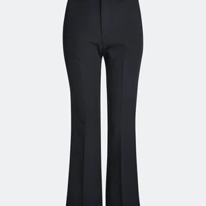 Vilma kostymbyxor - Vilma kostymbyxor från bik bok. Har inga egna bilder eftersom jag inte får på mig byxorna lol. Jättebra skick bara använt några gånger. Bootcut passform kostymbyxor, passar jättebra med både oversized t shirts och fina toppar. Fin både vardaglig och vid finare tillfällen. Köpt för 400kr