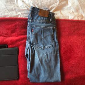 Levis skinny jeans, säljs pågrund av att de ej används längre