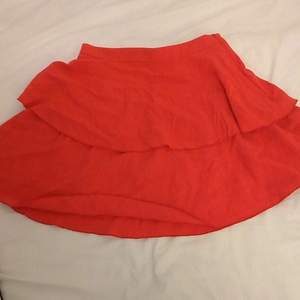 Fin röd kjol från nakd, nästan oanvänd. Fint till sommaren! Nypris 349.