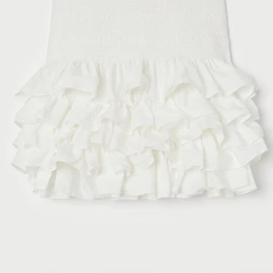 Volangkjol - Vit volang kjol i XS/S. Passar även M. Ordinarepris 400kr men säljer min för 250kr ink frakt. Aldrig använd så väldigt bra skick 