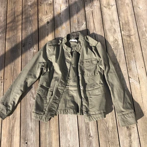 Militärgrön jacka H&M - Grön jacka från H&M - sparsamt använd!