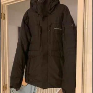 Peakpreformance jacka  - Andvänd fåtal gång då storleken är för stor och vi väntade för länge med att returnera. Svart jacka i storleken medium. I fint skick.