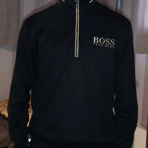 Hugo boss strl M - Rätt så ny Hugo boss tröja har använt den ett par gånger storlek m, säljer för 500kr