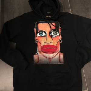 Mr. Feez ”Heartbreak” hoodie - Väldigt unik hoodie som tyvärr är för liten för mig. Sitter som en regular herr M. Använd typ 2 gånger så den är i nyskick. Kom gärna med bud