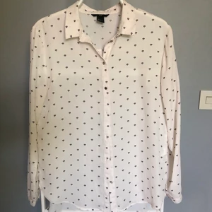 Diamonds  - Sommarskjirta här igen, för stor för mig även om storleken står strl. S. (36) Den passar upp till strl M tycker jag, skick är som ny. Frakt tillkommer. 