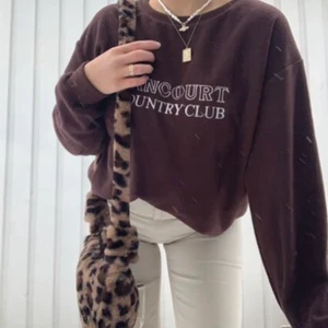 Brun sweatshirt  - Jätteskön brun sweatshirt i storlek 36, oanvänd💖                                   OBS LÅNADE BILDER!!