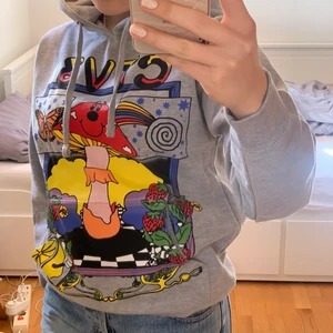 Jaden Smith Merch hoodie  - Jaden Smith merch hoodie. Sjuk fin men är lite för liten enligt mig :( köpte den för 700kr + 300 kr frakt och tull. Hör av er vid frågor/bilder🥰