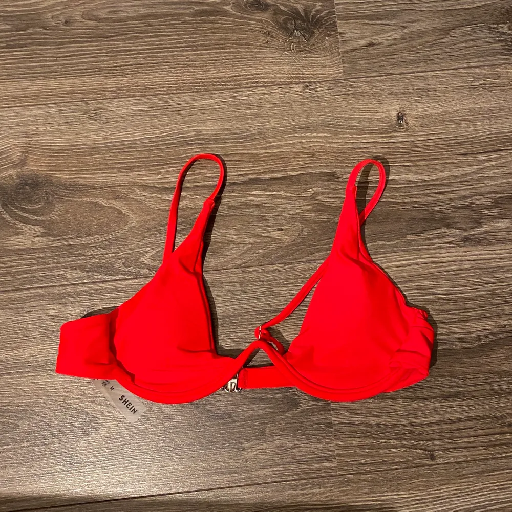 Jättefin röd bikiniöverdel med snygg skärning, tyvärr lite för liten för mig. . Övrigt.