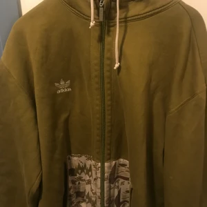 Adidas Special ”2in1” hoodie XXL - Samarbete mellan Adidas och konstnären Joe Castrucci https://www.joecastrucci.com i storlek XXL, i använt men i väldigt gott skick då jag köpte denna en storlek större än XL som jag normalt sett har för att använda som myströja 😊 när jag på senare tid har insett hur lite jag faktiskt använder den så lägger jag ut den här istället tänkte jag 🙂  Inköpt ny 2019 i Tyskland för 70€