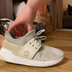 Timberland sneakers - Super coola sneakers från märket timberland. Få tals gånger  använda. Påminner lite om yeezey skor tycker jag. Så snygga men tyvärr för små för mig.. nypris ca 1200kr köparen betalar frakten