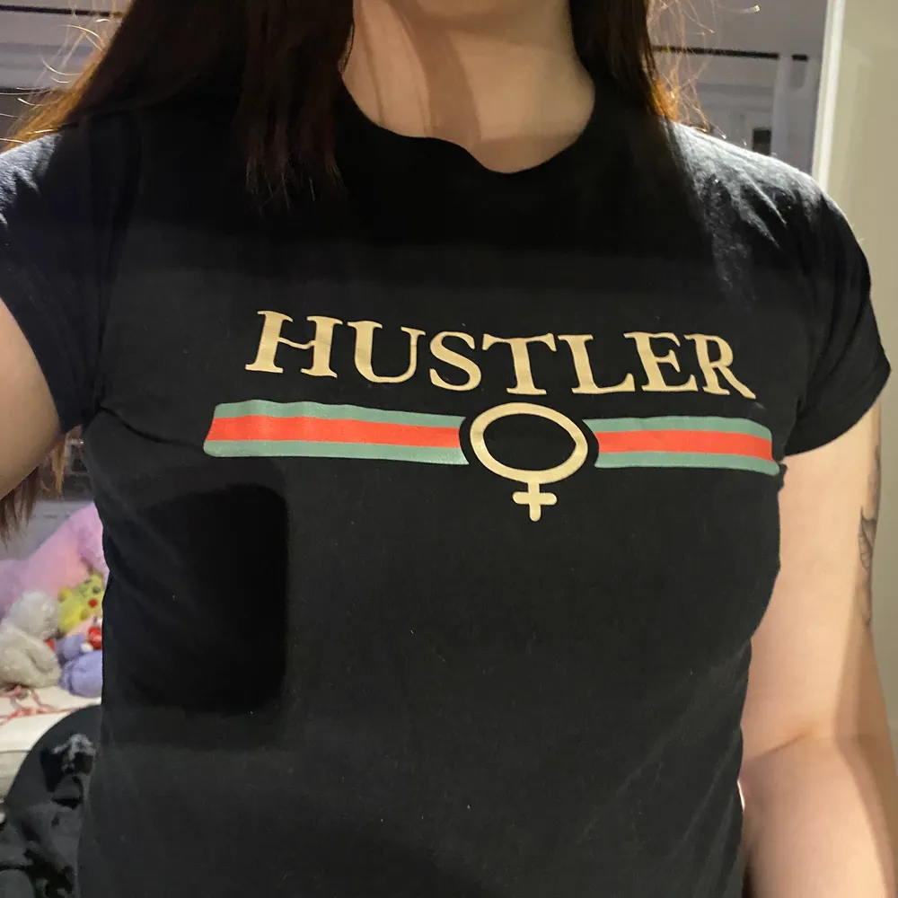 Svart Hustler tshirt från Madlady. Nypris 249kr. Sparsamt använd. Kan samfraktas för en extra peng.. T-shirts.
